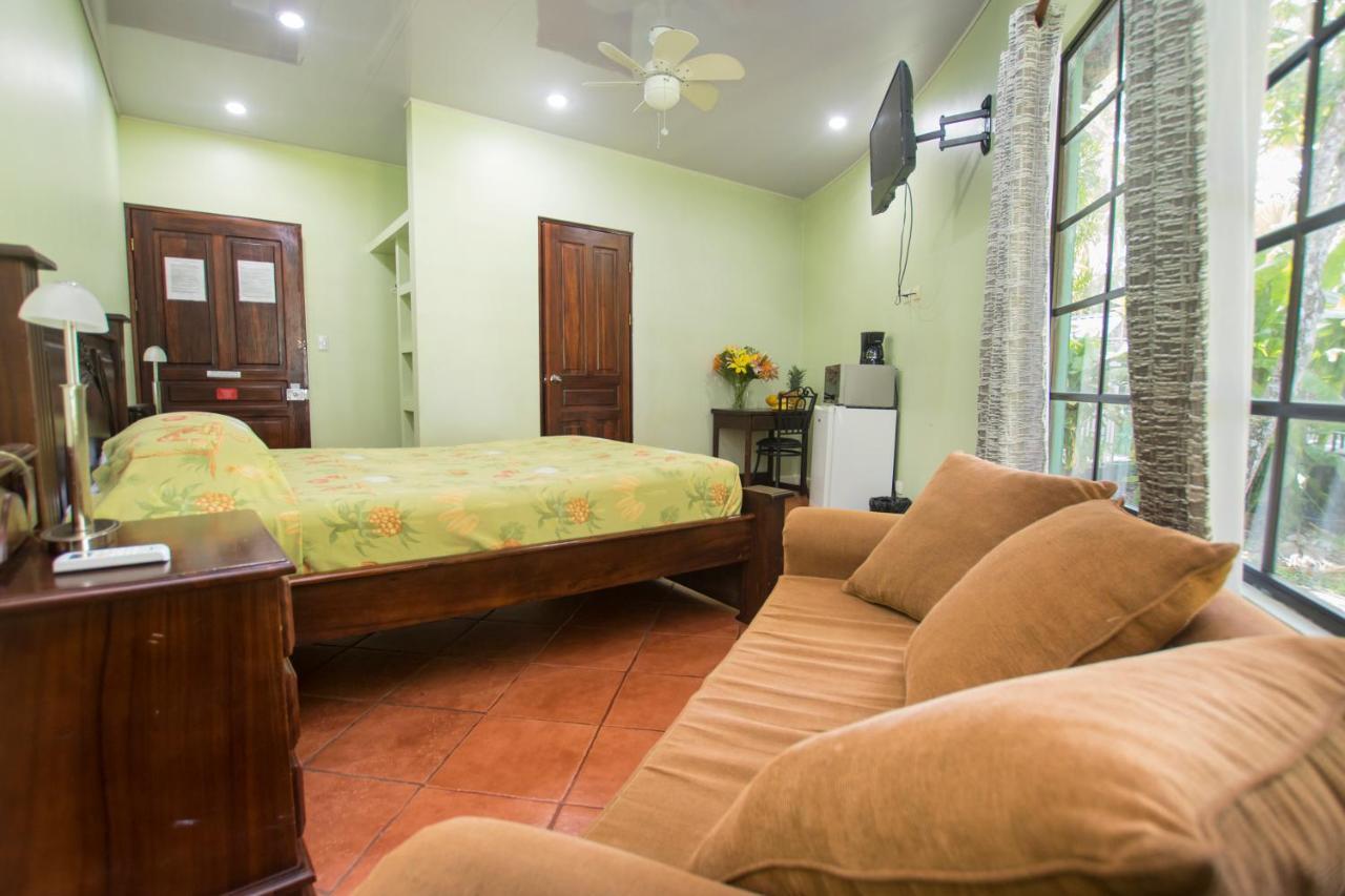 Habitación con cama grande